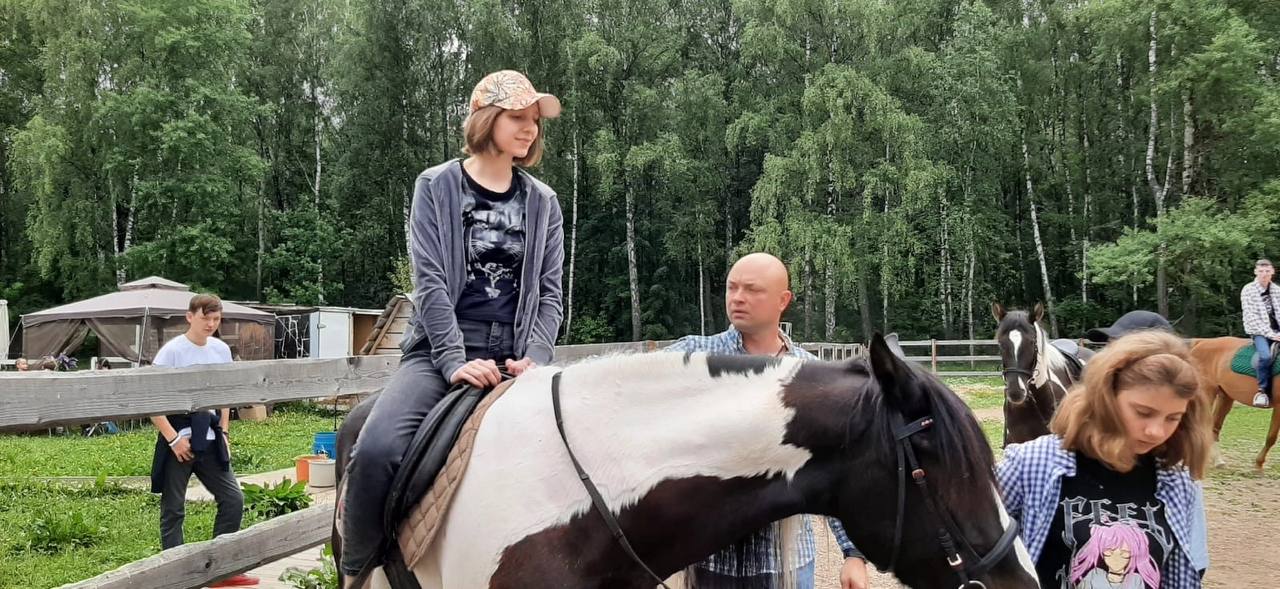 Добряки Калуги помогли организовать поездку подопечных в конно-туристический клуб
